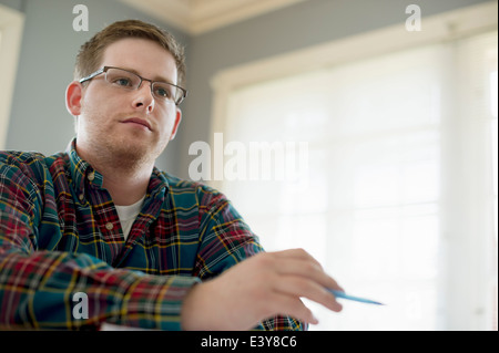 Universität Schüler mit Brille und kariertes Hemd Stockfoto