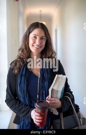 Lehrer halten Bücher und Kaffee, Porträt Stockfoto