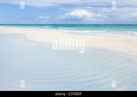 Friedliche Leere am weißen Sandstrand von Tulum, Mexiko, die azurblaue Karibik in der Ferne. Stockfoto