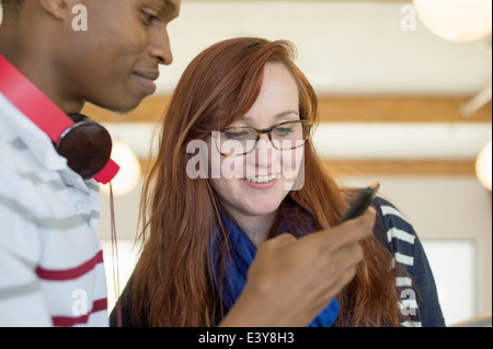 Junges Paar mit smartphone Stockfoto