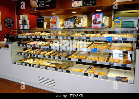 Zeigen Sie Zähler in einem Zweig der Greggs Bäcker England UK an Stockfoto