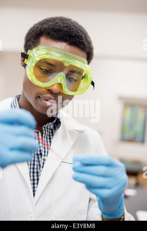 Informatik-Student Schutzbrille tragen Stockfoto