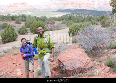 Paar mit Wasserflaschen Wandern, Sedona, Arizona, USA Stockfoto