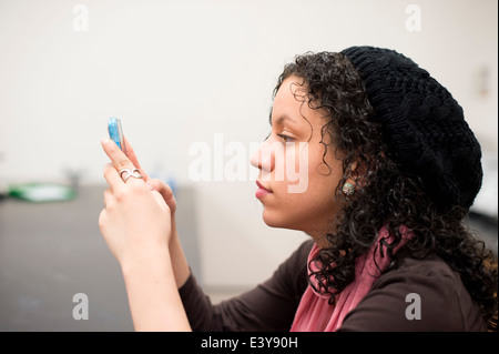 Junge Frau mit smartphone Stockfoto