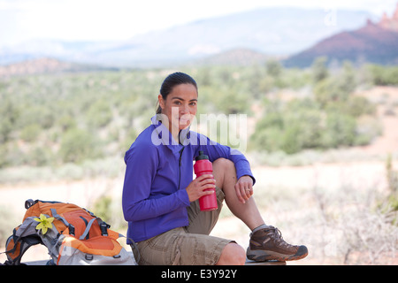 Porträt von Reife weibliche Wanderer mit Wasserflasche, Sedona, Arizona, USA Stockfoto