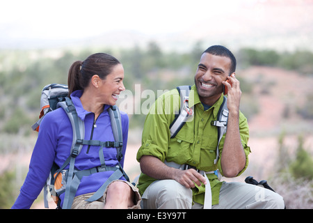 Wandern-paar im Chat auf Smartphone, Sedona, Arizona, USA Stockfoto