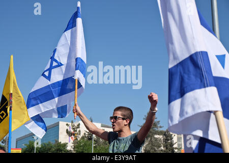 Jerusalem, Israel. 1. Juli 2014. Demonstranten blockieren Verkehr am Haupteingang in die Hauptstadt unter die Calatrava-Akkorde-Brücke. Hunderte von rechten Flügel jüdischen Demonstranten marschierten durch Jerusalem fordert Rache und riefen "Tod den Arabern" folgt die Ermordung von drei israelischen Jugendlichen entführt in der West Bank und deren Körper in der Nähe von Hebron gefunden wurden. Bildnachweis: Nir Alon/Alamy Live-Nachrichten Stockfoto