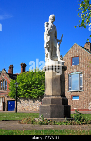 Ein Blick auf die Statue von Vize-Admiral Horatio Nelson in der oberen nahe Kathedrale von Norwich, Norfolk, England, Vereinigtes Königreich. Stockfoto