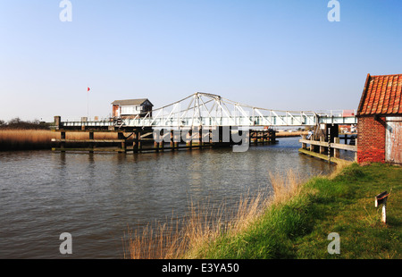 Ein Blick auf Reedham-Swing-Brücke auf dem Fluß Yare am Reedham, Norfolk, England, Vereinigtes Königreich. Stockfoto