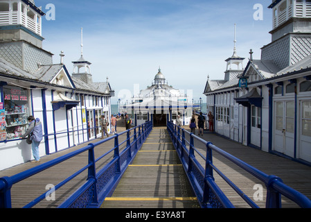 Eastbourne Pier eine East Sussex Küste Attraktion. England UK mit Blick auf die Camera Obscura viktorianischen Projektor-Attraktion Stockfoto