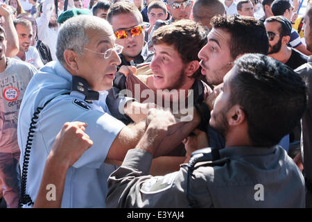 Jerusalem, Israel. 1. Juli 2014. Demonstranten Zusammenstoß mit der Polizei in einem Versuch, ihre Mitgefangenen zu veröffentlichen. Hunderte von rechten Flügel jüdischen Demonstranten marschierten durch Jerusalem fordert Rache und riefen "Tod den Arabern" folgt die Ermordung von drei israelischen Jugendlichen entführt in der West Bank und deren Körper in der Nähe von Hebron gefunden wurden. Bildnachweis: Nir Alon/Alamy Live-Nachrichten Stockfoto