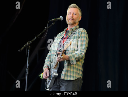 Billy Bragg führt beim Glastonbury Music Festival, England, Sonntag, 29. Juni 2014. Stockfoto