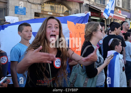 Jerusalem, Israel. 1. Juli 2014. Eine junge Frau protestiert angebliche Polizeigewalt, als Demonstranten weigern sich zu zerstreuen. Hunderte von rechten Flügel jüdischen Demonstranten marschierten durch Jerusalem fordert Rache und riefen "Tod den Arabern" folgt die Ermordung von drei israelischen Jugendlichen entführt in der West Bank und deren Körper in der Nähe von Hebron gefunden wurden. Bildnachweis: Nir Alon/Alamy Live-Nachrichten Stockfoto