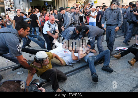 Jerusalem, Israel. 1. Juli 2014. Polizei Gewalt und Verhaftungen zu zerstreuen Demonstranten auf dem Kikar Tzahal Platz zu machen. Hunderte von rechten Flügel jüdischen Demonstranten marschierten durch Jerusalem fordert Rache und riefen "Tod den Arabern" folgt die Ermordung von drei israelischen Jugendlichen entführt in der West Bank und deren Körper in der Nähe von Hebron gefunden wurden. Bildnachweis: Nir Alon/Alamy Live-Nachrichten Stockfoto