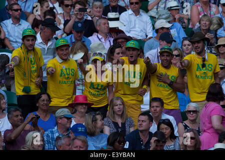 London, UK. 1. Juli 2014. Wimbledon Championships Tag acht Fan genießen die Atmosphäre während der Nick Kyrgios von Australien gegen Rafael Nadal aus Spanien am Tag acht Einzel vierte Runde bei den Wimbledon Tennis Championships auf The All England Lawn Tennis Club in London, Vereinigtes Königreich Credit entsprechen: Action Plus Sport/Alamy Live News Stockfoto