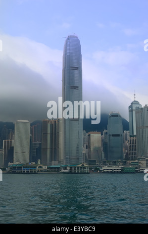 Meer-Nebel überrollen Victoria Peak, Hong Kong Stockfoto