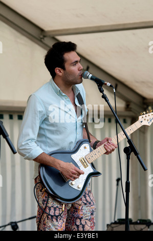 Sängerin in einer Band in Leamington Peace Festival, Warwickshire, UK Stockfoto