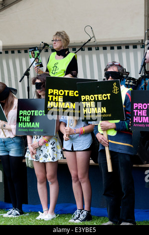 Menschen halten Amnesty International Plakate in Leamington Peace Festival, Warwickshire, UK Stockfoto