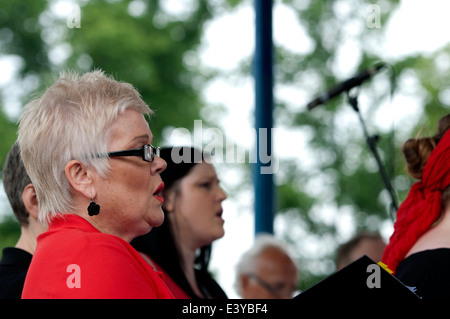 Eine Gemeinschaft-Chor in Leamington Peace Festival, Warwickshire, UK Stockfoto