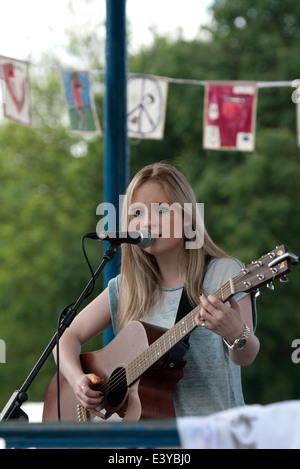 Ein Sänger in Leamington Peace Festival, Warwickshire, UK Stockfoto