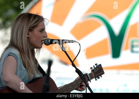 Ein Sänger in Leamington Peace Festival, Warwickshire, UK Stockfoto