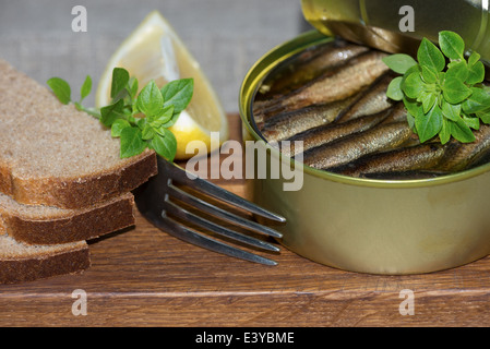 Sprotten eng liegend in einem Zinn und grobem Roggenbrot Stockfoto