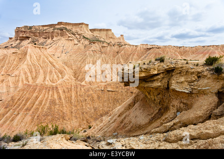 Tal und Felsformationen in Bardenas Reales, Navarra, Spanien Stockfoto