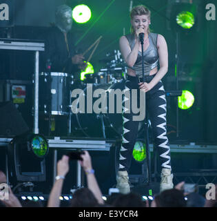 Hollywood, Kalifornien, USA. 30. Juni 2014. Schwedische Electro Tech Pop R&B Sängerin Robyn gespielt mit dem norwegischen Electro Hip Hop Duo Röyksopp am Montagabend in Hollywood am El Capitan Theatre für Jimmy Kimmel Live! Robyn Carlsson teamed oben mit Svein Berge und Torbjorn Brundtland auf der Bühne Kimmel Live. © David Bro/ZUMAPRESS.com/Alamy Live-Nachrichten Stockfoto