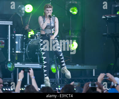 Hollywood, Kalifornien, USA. 30. Juni 2014. Schwedische Electro Tech Pop R&B Sängerin Robyn gespielt mit dem norwegischen Electro Hip Hop Duo Röyksopp am Montagabend in Hollywood am El Capitan Theatre für Jimmy Kimmel Live! Robyn Carlsson teamed oben mit Svein Berge und Torbjorn Brundtland auf der Bühne Kimmel Live. © David Bro/ZUMAPRESS.com/Alamy Live-Nachrichten Stockfoto