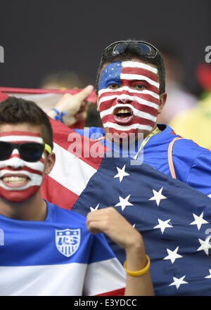 Salvador da Bahia, Brasilien. 1. Juli 2014. Fans von den USA warten eine Runde 16 Spiel zwischen Belgien und den USA der FIFA WM 2014 in der Arena Fonte Nova Stadion in Salvador, Brasilien, am 1. Juli 2014. Bildnachweis: Yang Lei/Xinhua/Alamy Live-Nachrichten Stockfoto