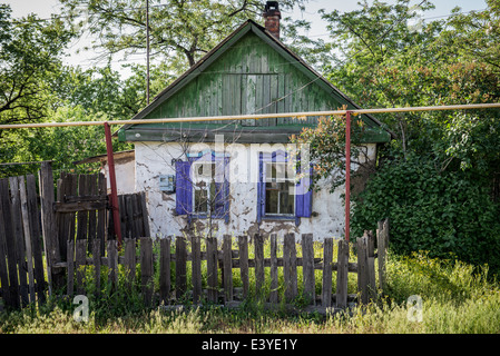 altes Holzhaus in Yenakiieve Stadt, Oblast Donezk, Ukraine Stockfoto