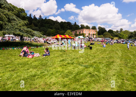 East Devon, England. Eine Fete und Garten party mit Menschen sitzen, Picknicks und in der Regel in der Sonne entspannen. Stockfoto