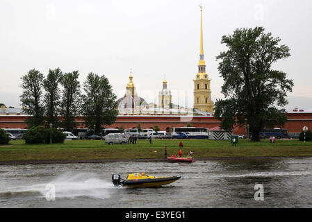 St. Petersburg, Russland. 1. Juli 2014. FIFA World Powerboat Championship Endurance Pneumatik '' rund um die Uhr von St. Petersburg." Schnellboote im Laufe des Tages werden vor dem Hintergrund der wichtigsten Sehenswürdigkeiten der Stadt - die Peter und Paul Fortress, die Eremitage und den Pfeil Vasilevsky Insel konkurrieren. Der Wettbewerb beteiligten sich 28 Teams aus Russland, Lettland, Weißrussland, Belgien, Italien und Estland. Im Laufe des Tages werden die Piloten um Haseninsel ausgeführt. Win-Team, die die meisten Runden mit den wenigsten Verletzungen machen. Bildnachweis: ZUMA Press, Inc./Alamy Live-Nachrichten Stockfoto