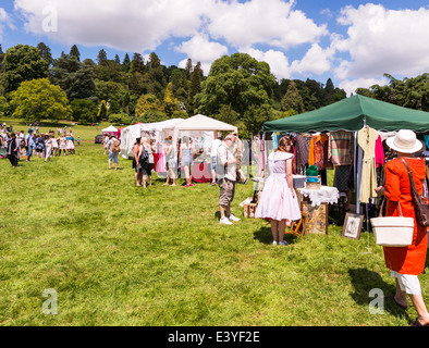 East Devon, England. Eine Reihe von Ständen auf einer Fete und Gartenfest im Sommer. Stockfoto