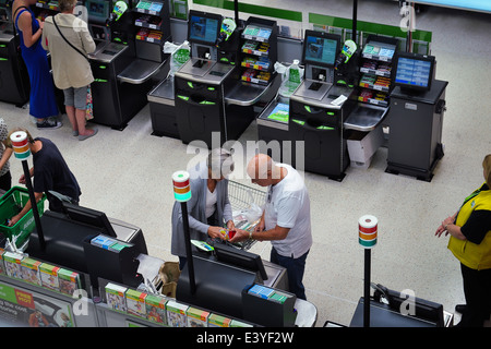 Älteres Paar, das sich selbst auschecken ließ, bis es im Supermarkt war Stockfoto