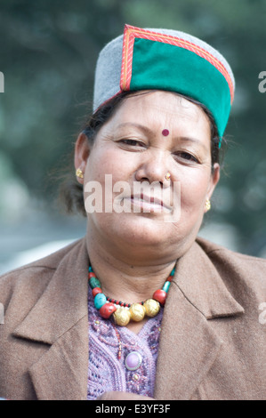 Porträt einer Frau tragen die traditionelle Kleidung der Leute von Kinnaur. Stockfoto