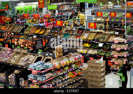 Obst und Gemüse Obst-Abteilung in einem Supermarkt Stockfoto