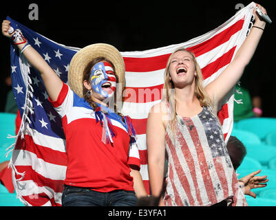 Salvador da Bahia, Brasilien. 1. Juli 2014. Fans der USA jubeln für ihr Team vor eine Runde 16 Spiel zwischen Belgien und den USA der FIFA WM 2014 in der Arena Fonte Nova Stadion in Salvador, Brasilien, am 1. Juli 2014. Bildnachweis: Cao Can/Xinhua/Alamy Live-Nachrichten Stockfoto