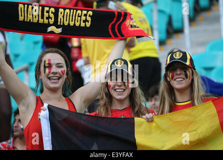 Salvador da Bahia, Brasilien. 1. Juli 2014. Belgiens Fans posieren vor einer Runde 16 Spiel zwischen Belgien und den USA der FIFA WM 2014 in der Arena Fonte Nova Stadion in Salvador, Brasilien, auf 1. Juli 2014. Bildnachweis: Yang Lei/Xinhua/Alamy Live-Nachrichten Stockfoto