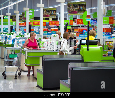Frauen Einkaufen im Supermarkt Check-out Stockfoto