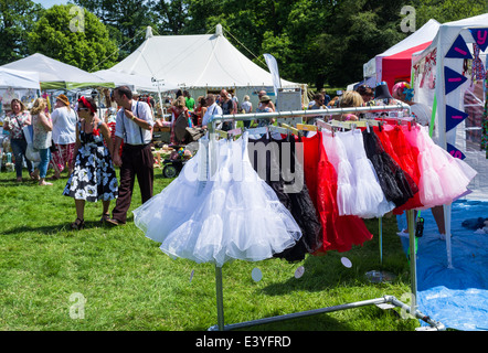 East Devon, England. Ein Kleider-Stall auf einer Fete und Gartenfest verkaufen Kleider und Petticoats/Tutus. Stockfoto