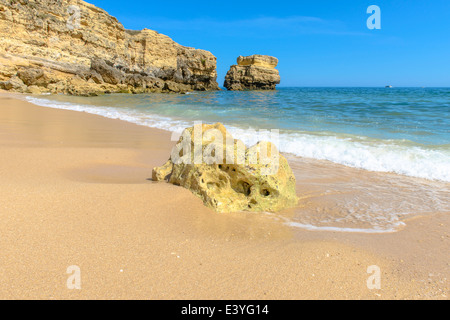 Aussicht auf den Strand an einem Sommertag in Albufeira, Portugal Stockfoto