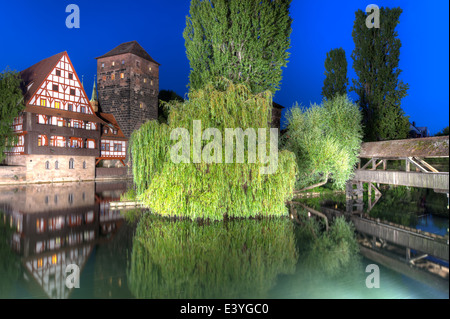 Von links nach rechts, der berühmte Weinstadel Wasserturm (Wasserturm) und Henkersteg (Hangman Brücke) über den Fluss Pegnitz. Stockfoto