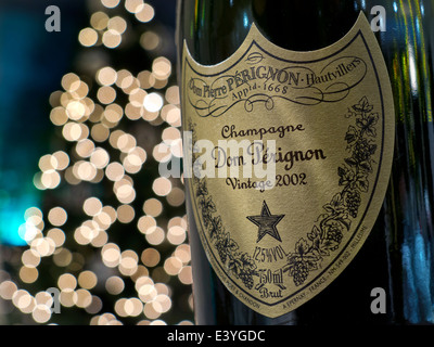 Champagner WEIHNACHTSBAUM LUXUS Flasche Dom Perignon Vintage 2002 außergewöhnlichen Luxus Champagner mit funkelnden Lichter im Hintergrund Stockfoto