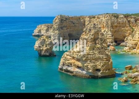 Gesamtansicht der weltbekannten Marinha Strand mit dem blauen Wasser und Felsvorsprüngen in Portugal. Stockfoto