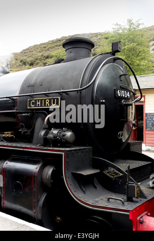 NYMR Juni 2014 Name und Kennzeichen der Klasse B1 Dampf Lok Nr. 61264 getarnt als 61034 CHIRU am Bahnhof Goathland Stockfoto
