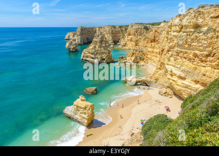 Gesamtansicht der weltbekannten Marinha Strand mit dem blauen Wasser und Felsvorsprüngen in Portugal. Stockfoto