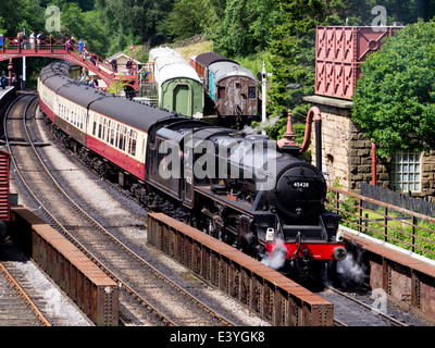 Ex-LMS-Klasse 5 Dampf Lok 45428 "Eric Treacy' Ankunft in Goathland auf der North Yorkshire Moors Railway Juni 2014 Stockfoto