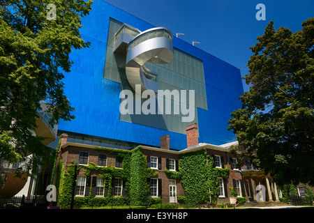 Blaue Titan Südflügel des die Kunst Galerie von Ontario vor über das historische Grange Manor Toronto von Gehry entworfen Stockfoto