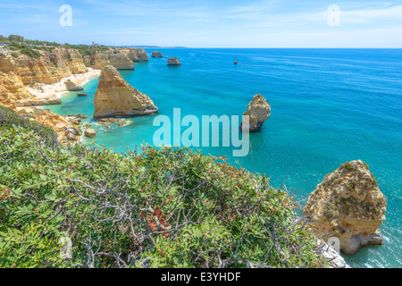 Gesamtansicht der weltbekannten Marinha Strand mit dem blauen Wasser und Felsvorsprüngen in Portugal. Stockfoto